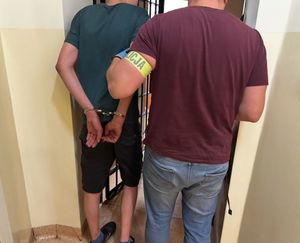 policjant z zatrzymanym za posiadanie znacznej ilości nakrotyków