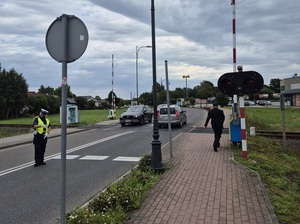 policjanci podczas działań z pracownikami kolei