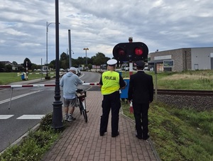 policjanci podczas działań z pracownikami kolei