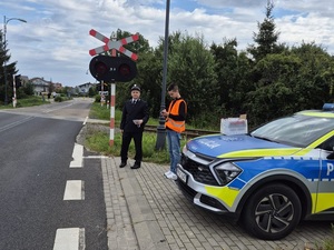 policjanci podczas działań z pracownikami kolei