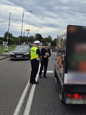 policjanci podczas działań z pracownikami kolei