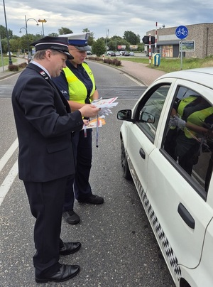 policjanci podczas działań z pracownikami kolei
