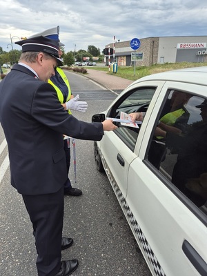 policjanci podczas działań z pracownikami kolei