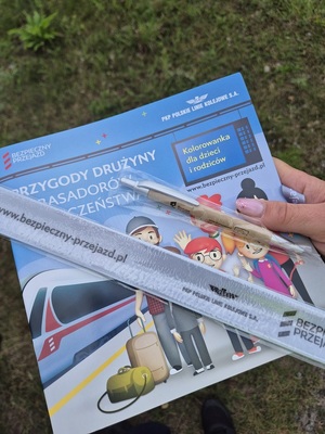 policjanci podczas działań z pracownikami kolei