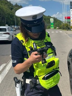 policjantka wrd podczas prowadzenia kontroli drogowej
