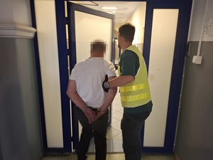 policjant z zatrzymanym