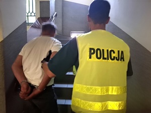 policjant z zatrzymanym