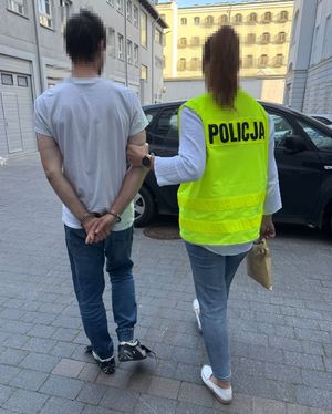 policjantka z zatrzymanym