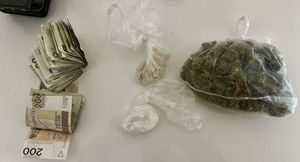 środki odurzajace i para z policjantami