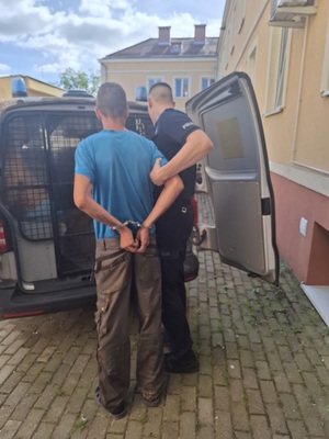 policjant z zatrzymanym