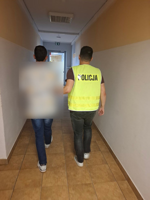 policjant z zatrzymanym