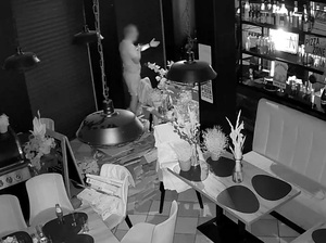 zdjęcie z monitoringu, zamkniętego w restauracji turysty