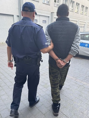 policjant z zatrzymanym