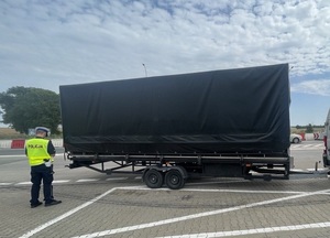 policjanci podczas kontroli drogowych