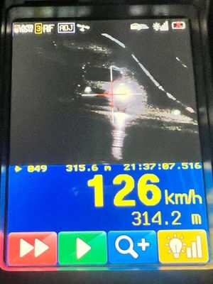zdjęcie wideorejestratora z zarejestrowaną prędkością 126 km/h na &quot;50&quot;