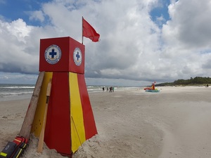 Akcja służb na plaży w Łebie.