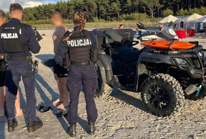 Akcja służb na plaży w Łebie.
