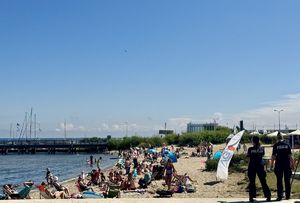 Puccy policjanci ostrzegają przed niebezpieczeństwami kąpieli