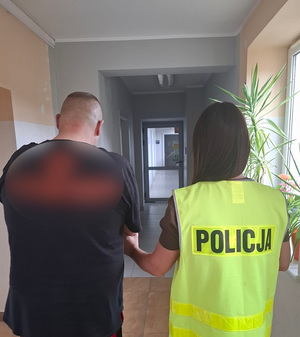 zatrzymany prowadzony przez policjantkę