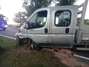 Miał cztery zakazy prowadzenia pojazdów i spowodował kolizję będąc pod wpływem narkotyków. Ponadto był osobą poszukiwaną.
