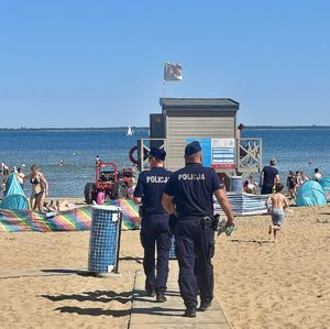 Policjanci informowali plażowiczów o bezpieczeństwie nad wodą.