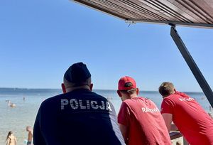 Policjanci informowali plażowiczów o bezpieczeństwie nad wodą.