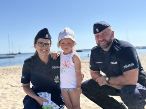 Policjanci informowali plażowiczów o bezpieczeństwie nad wodą.