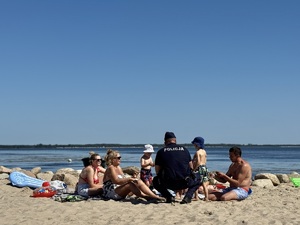 Policjanci informowali plażowiczów o bezpieczeństwie nad wodą.