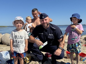 Policjanci informowali plażowiczów o bezpieczeństwie nad wodą.