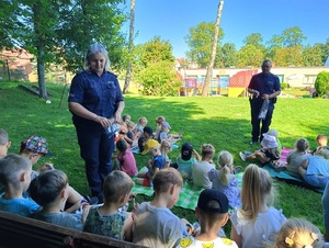 Policjanci z Lęborka i Łeby spotkali się z dziećmi i rozmawiali o bezpieczeństwie podczas wypoczynku nad wodą i o bezpiecznym zachowaniu na drodze.