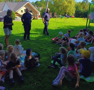 Policjanci z Lęborka i Łeby spotkali się z dziećmi i rozmawiali o bezpieczeństwie podczas wypoczynku nad wodą i o bezpiecznym zachowaniu na drodze.