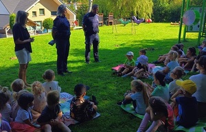 Policjanci z Lęborka i Łeby spotkali się z dziećmi i rozmawiali o bezpieczeństwie podczas wypoczynku nad wodą i o bezpiecznym zachowaniu na drodze.