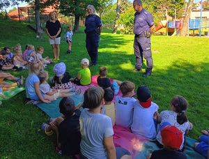 Policjanci z Lęborka i Łeby spotkali się z dziećmi i rozmawiali o bezpieczeństwie podczas wypoczynku nad wodą i o bezpiecznym zachowaniu na drodze.