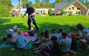 Policjanci z Lęborka i Łeby spotkali się z dziećmi i rozmawiali o bezpieczeństwie podczas wypoczynku nad wodą i o bezpiecznym zachowaniu na drodze.