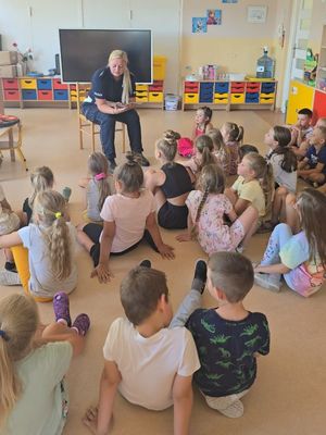 policjantka czytała bajki dzieciom