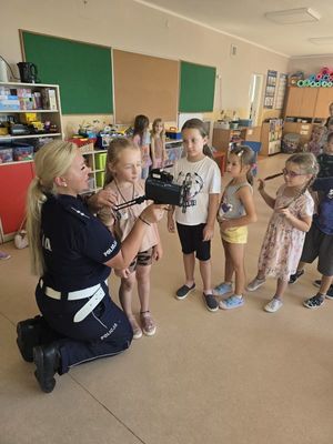 policjantka czytała bajki dzieciom