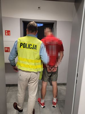 policjant z zatrzymanym