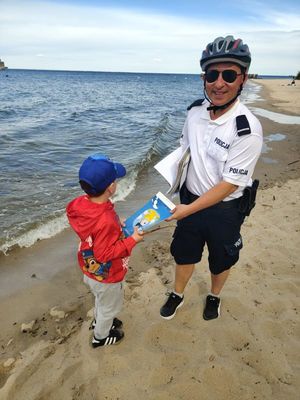 policjanci na plażach