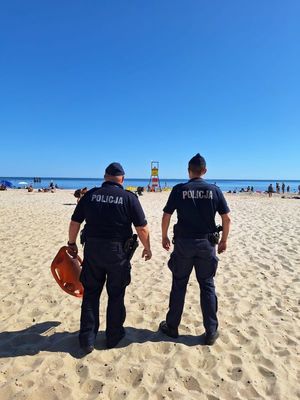 policjanci na plażach