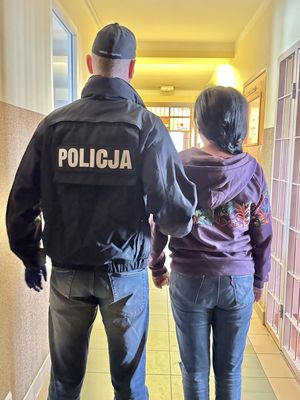 Puccy kryminalni odzyskali portfel seniorki i zatrzymali kobietę, która przywłaszczyła znalezione mienie.