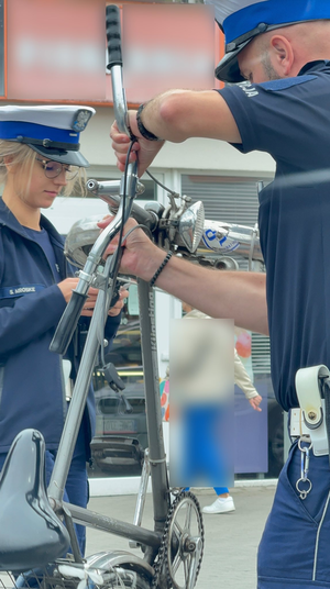 policjanci prowadzili działania E-rowery