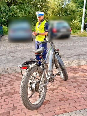 policjanci prowadzili działania E-rowery
