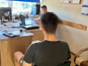 policjant z zatrzymanym