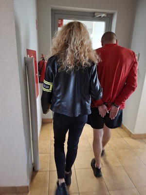 policjantka z zatrzymanym