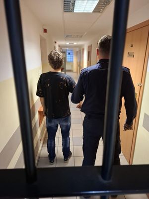 policjant z zatrzymanym