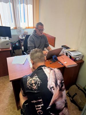 policjant podczas czynności z zatrzymanym