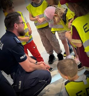 policjanci na spotkaniu z najmłodszymi