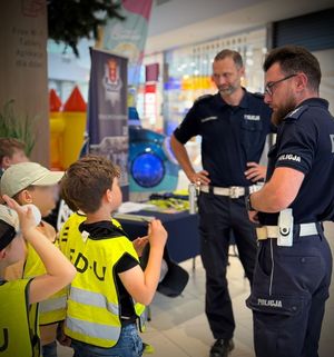 policjanci na spotkaniu z najmłodszymi