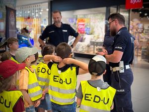 policjanci na spotkaniu z najmłodszymi