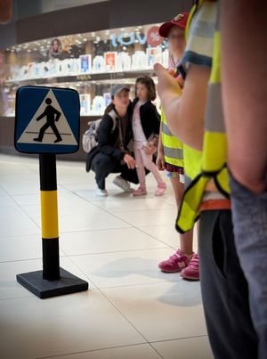 policjanci na spotkaniu z najmłodszymi